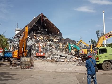 Sebagai informasi, gempa bumi dangkal adalah yang hiposentrumnya berada kurang dari. Berbeda dengan Palu, BMKG Sebut Gempa Sulbar Berjenis ...