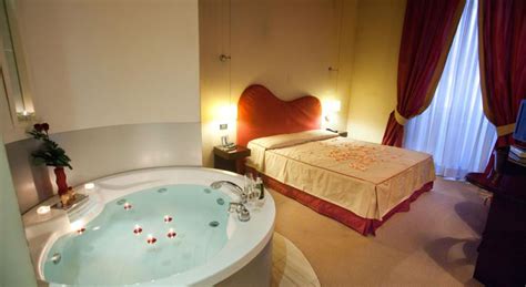 Acesso privado, minibar gratuito e colunas de som integradas são algumas das. Hoteles Con Jacuzzi Privado en la Habitación en Roma
