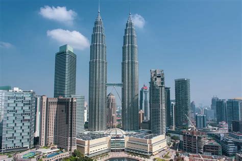 Petronas towers are joined only at the 41st and the 42nd floors where the sky bridge is. Petronas Twin Towers. De meest populaire attractie van ...