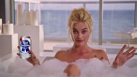 Fyi Margot Robbie Has A Shower Beer Every Day And Is Chiller Than You