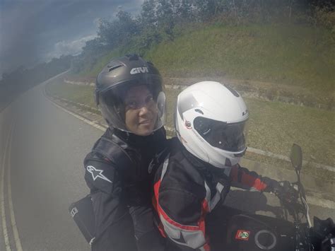 Satu batang pen biru dan tujuh batang pen merah. PEN MERAH PEN BIRU: Sungai Petani ke Kampung Kerunai Gerik