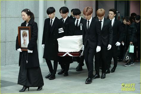 Jonghyuns Funeral Attended By His Shinee Bandmates Photo 4003492