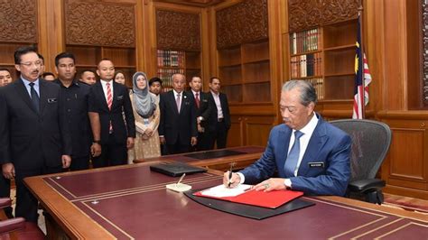 Malaysia's new prime minister, muhyiddin yassin, shows a list of cabinet ministers during a press conference at the prime minister's office in putrajaya, malaysia, monday, march 9, 2020. Malaysia's new prime minister delays parliament by two ...