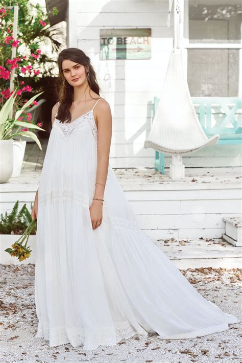 Was ist ein brautkleid im klassischen sinne? Weites Brautkleid mit Spaghettiträger im Hippie-Stil von ...