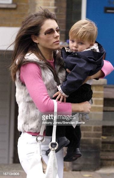 Elizabeth Hurley And Son Damian Leave Their Home In Chelsea Nachrichtenfoto Getty Images