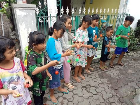 Lato Lato Jadi Mainan Viral Di Berbagai Daerah Begini Sejarah Permainan Lato Lato Di Berbagai