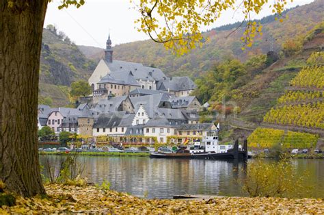 Die saarburg ist die ruine einer höhenburg oberhalb der stadt saarburg. Beilstein, Rheinland Pfalz, Germany stock photo © Richard ...
