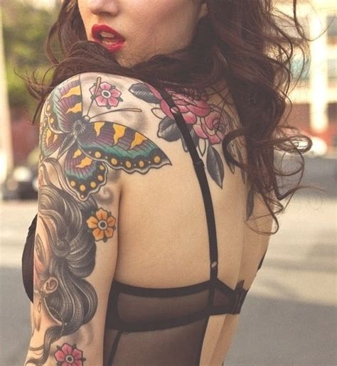 Татуированные люди Женские плечики идеальное место для тату