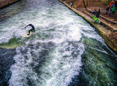 Die welle, die sie reiten wollen, ist jedoch nicht die berühmte. Englischer Garten mit Monopteros Tempel - München