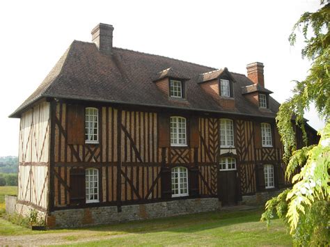 Trouvez une propriété dans les plus belles campagnes françaises, choisissez un manoir à vendre en normandie ou bien décidez de vivre dans un manoir en bretagne. Vente Manoir CALVADOS