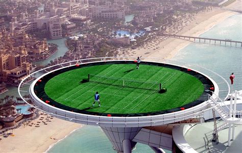 Located more than 650 ft above ground, the hotel's grass helipad was converted into a 4500 sq ft tennis court to promote the dubai open back in '05. 12 terrains de tennis complètement insolites, que vous ne ...