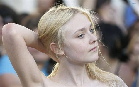 Download Dakota Fanning 2010 Los Angeles Film Festival Wallpaper