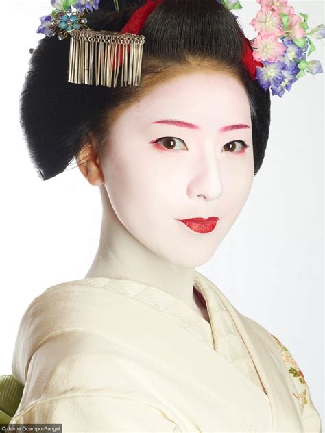 Geisha Japan People Of The World Snow White Scene Crown Jewelry