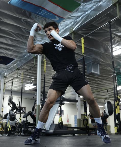 Akhmadaliev finishes the last details for his fight against Ronny Ríos