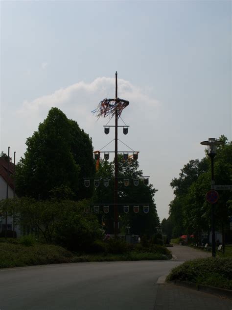 Außerdem bietet das haus stallmeister kostenlose parkmöglichkeiten. Haus Stallmeister fotografiert Maibaum zum Tanz in den Mai ...