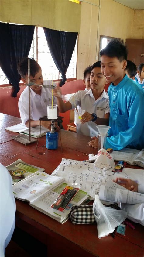 Gambar menunjukkan aktiviti untuk mengkaji kesan bendasing terhadap takat lebur dan takat didih air. Kesan Bendasing terhadap takat lebur ais dan takat didih ...