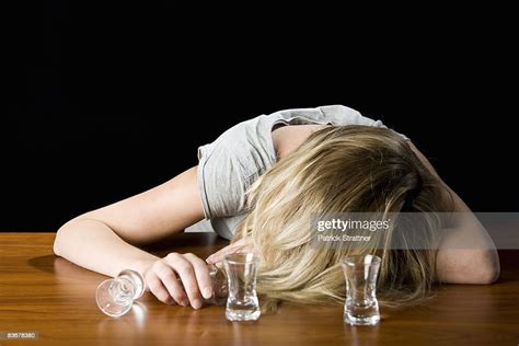 A Young Woman Passed Out Drunk On A Bar Counter Stock Foto Getty Images