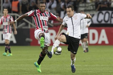 Brenner (são paulo) sofre uma falta no campo defensivo. Corinthians x São Paulo: Três motivos para assistir a este ...