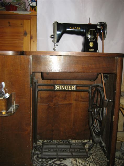 Une nouvelle fois, singer nous propose une machine à coudre simple d'utilisation, complète, au design à la fois moderne et coloré. ANCIENNE MACHINE A COUDRE SINGER - Luckyfind