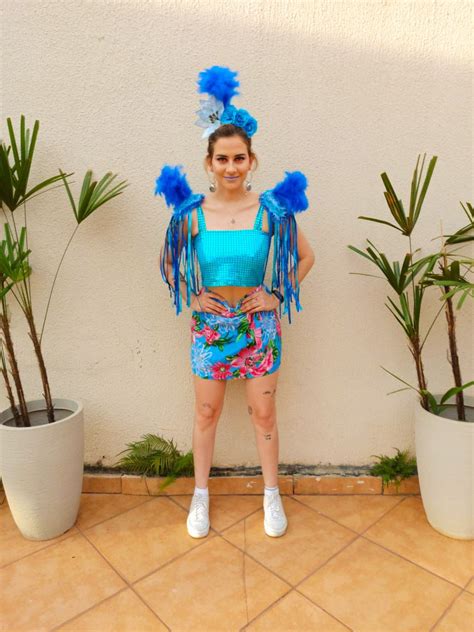 Look Carnavalesco Com Cropped De Lantejoula Azul Saia De Chita Azul