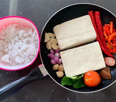 Campuran air santan yang kental juga menambah nikmatnya hidangan. Resep Membuat Sayur Tahu Kuah Santan yang Gurih dan Pedas