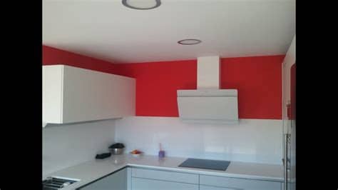 Las vitrinas tienen el cerco de aluminio. Pintar Paredes en plastico Blanco y Esmalte color Rojo ...
