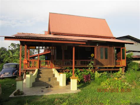 Managed by the same owner, it can accommodate up to 15 people and there are four bedrooms for guests to sleep comfortably. MUAR TANJUNG GADING HOMESTAY