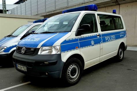 VW T5 als Einsatzfahrzeug der Bundespolizei steht vor der ...