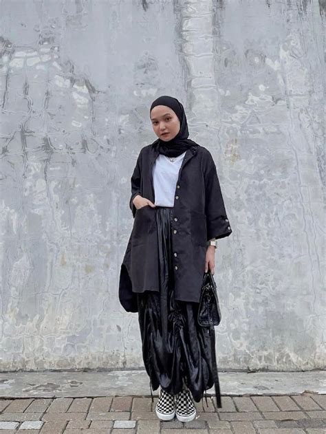 8 Ide OOTD Hijab dengan Kemeja Hitam dari Citra Kirana hingga Tya