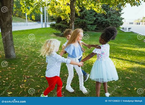 Grupo Interracial De Niños Niñas Y Niños Jugando Juntos En El Parque En Verano Foto De Archivo