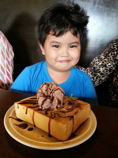 Kedai kopi hai peng or hai peng kopitiam in kemaman, terengganu is known for its aromatic coffee, nasi dagang bungkus, charcoal toasted bread and buns since 1940. we.life.story: Kemaman Station Kopitiam