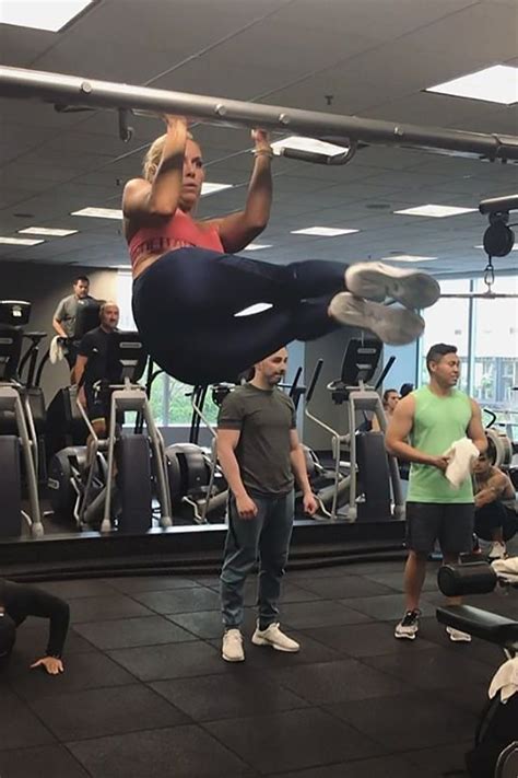 The lindseyvonn community on reddit. Lindsey Vonn Literally Defies Gravity With This Insanely Effective Hanging Core Exercise ...