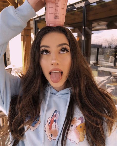 ᴘɪɴᴛᴇʀᴇsᴛ ᴄʜᴀʀᴍsᴘᴇᴀᴋғʀᴇᴀᴋ Girl Tongue Cute Selfie Ideas Stylish Photo Pose