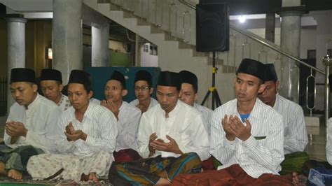 Nisfu sya'ban adalah suatu malam di bulan sya'ban yang dipuja dan diyakini oleh banyak muslim sebagai malam pengampunan, mereka berdoa sepanjang malam memohon kepada allah (swt) untuk memberikan mereka berkah. MALAM NISFU SYA'BAN TAHUN 1441 H - Ponpes APIK Kaliwungu