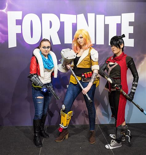 I know this because i am finally uninstalling. File:Fortnite cosplayers at Gamescom 2017.jpg - Wikimedia ...