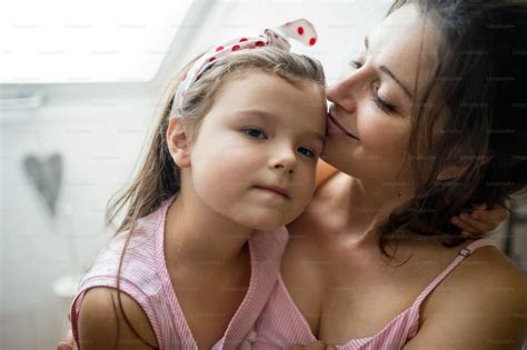 foto retrato de madre e hija pequeña en el interior de su casa abrazándose eslovaquia imagen