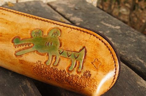 1:44 fading mist leather 12 762 просмотра. 鱷魚鉛筆袋 - 快樂的過每一天