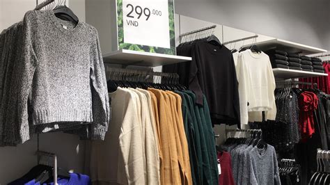 Ở hà nội vắng hơn bình thường, bị viết cả lời phản đối lên poster; H&M lần đầu tiên mở cửa hàng ở Đà Nẵng, người miền Trung ...