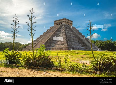 El Castillo Temple Of Kukulcan Chichen Itza Mexico Stock Photo Alamy