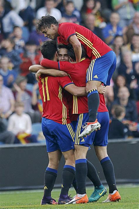 España empezaba el partido en maribor de manera muy desdibujada. La sub-21 golea a Estonia pero tendrá que jugar la repesca para jugar la Eurocopa