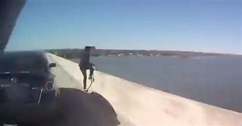 Video Fort Worth Police Officer Saves Suicidal Woman Trying To Jump Off Bridge Cbs Texas