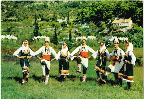 Papergreat: Enjoying the lindo, a traditional Croatian folk dance