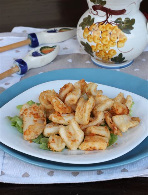 Ricetta frittura di calamari lava i calamari, asciugali e tagliali ad anelli. CALAMARI FRITTI ricetta frittura di calamari | fritto di ...