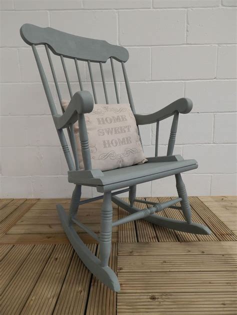 Repeindre une chaise à bascule en bois avec un gris épuré. Mur blanc
