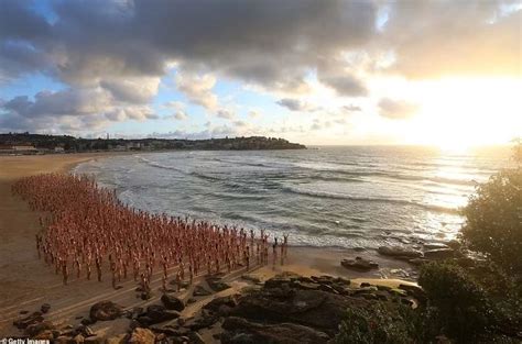 Hàng ngàn người khỏa thân trên bãi biển của Úc chụp ảnh tập thể Tuổi