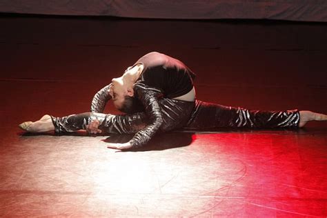 The Diamon Contortionist For Circus Shows And Award Ceremonies