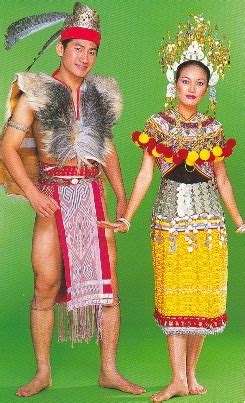 Lelaki memakai jaket barbaru dan cawat dari kulit kayu puputul yang dilukis dengan motif dari manik atau warna. Pakaian Tradisional Etnik Sabah - Baju Adat Tradisional