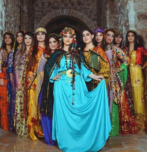 Kurdish Ladies With Traditional Clothing 💛💚 Traditional Outfits Traditional Outfits African