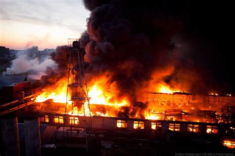 Последствия пожара на складе пиротехники в лужниках. Крупнейший пожар 2011 года в Москве