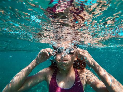 Premium Photo Girl Testing Breath Holding In The Sea